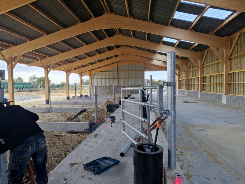 Scellement barrières et poteaux batiment agricole